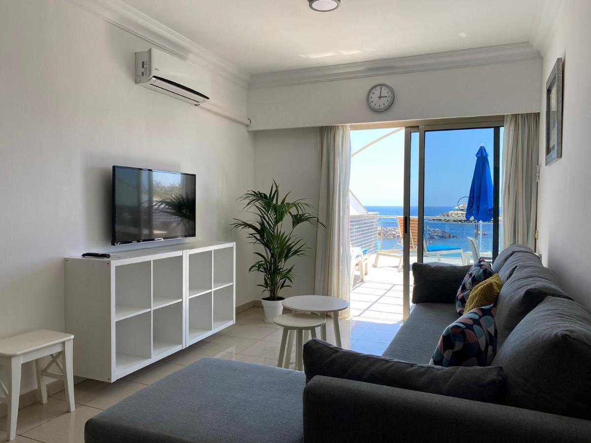 Billy'S Beachfront Apartment With Pool Access Puerto De Mogan Bagian luar foto